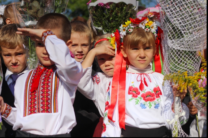 Sărbătoare în spirit patriotic la Kiev! Cum s-au prezentat elevii ucraineni în prima zi de şcoală (FOTO)