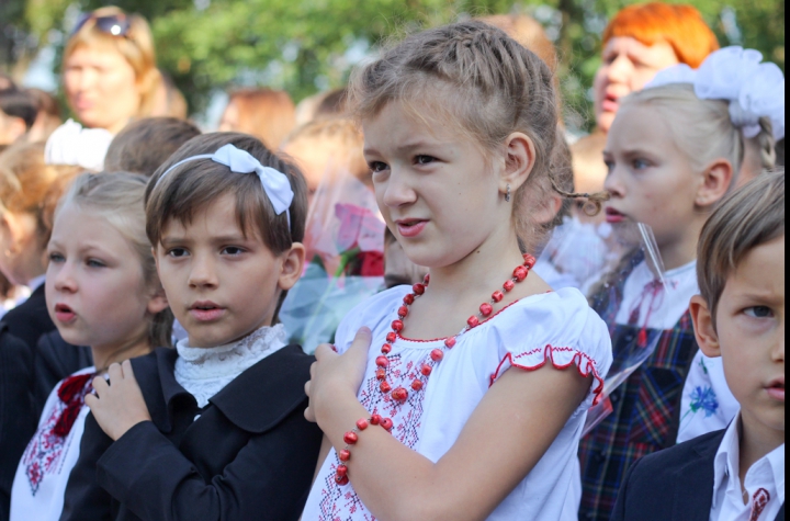 Sărbătoare în spirit patriotic la Kiev! Cum s-au prezentat elevii ucraineni în prima zi de şcoală (FOTO)