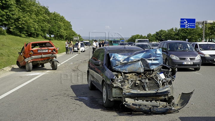 ACCIDENT GRAV la Hânceşti! O maşină a fost aruncată spre un stâlp pe care l-a doborât