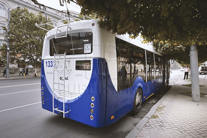 Troleibuz nou pe străzile capitalei. După ce a fost testat de Dorin Chirtoacă, mijlocul de transport s-a defectat (FOTO/VIDEO)