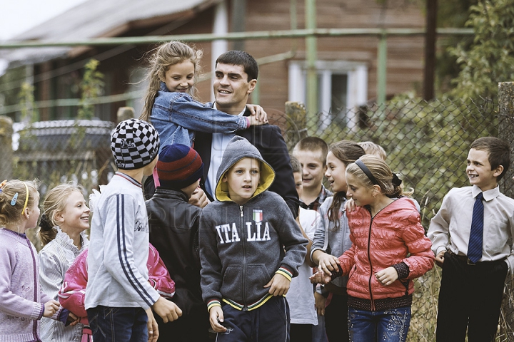 Constantin Ţuţu, la Băcioi. Cum i-a impresionat cel mai bun sportiv moldovean pe oamenii din localitatea de baştină (FOTO)