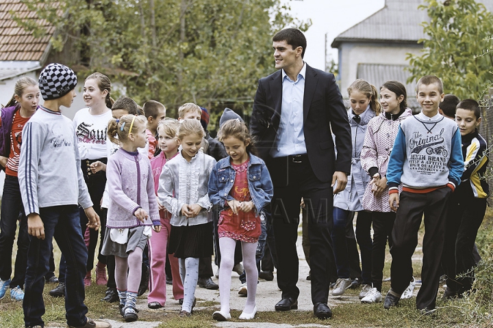 Constantin Ţuţu, la Băcioi. Cum i-a impresionat cel mai bun sportiv moldovean pe oamenii din localitatea de baştină (FOTO)