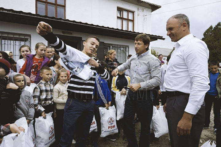 Constantin Ţuţu, la Băcioi. Cum i-a impresionat cel mai bun sportiv moldovean pe oamenii din localitatea de baştină (FOTO)