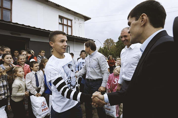 Constantin Ţuţu, la Băcioi. Cum i-a impresionat cel mai bun sportiv moldovean pe oamenii din localitatea de baştină (FOTO)