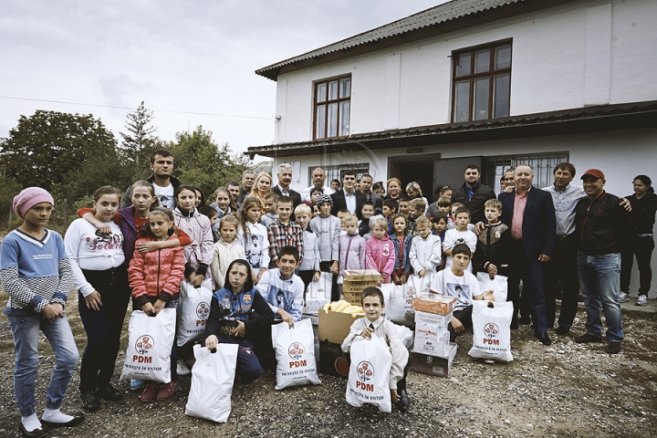 Constantin Ţuţu, la Băcioi. Cum i-a impresionat cel mai bun sportiv moldovean pe oamenii din localitatea de baştină (FOTO)