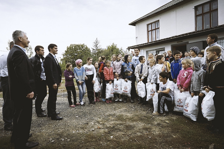 Constantin Ţuţu, la Băcioi. Cum i-a impresionat cel mai bun sportiv moldovean pe oamenii din localitatea de baştină (FOTO)