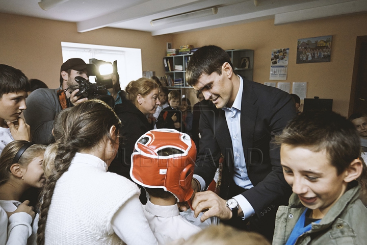 Constantin Ţuţu, la Băcioi. Cum i-a impresionat cel mai bun sportiv moldovean pe oamenii din localitatea de baştină (FOTO)