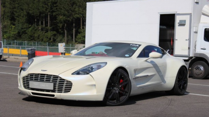 SHOW UNIC! Cinci exemplare rare Aston Martin One-77 fac legea pe unul dintre cele mai speciale circuite din lume