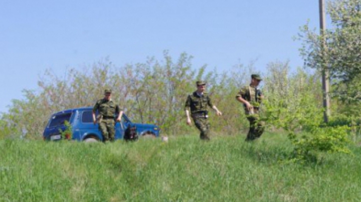 Au aruncat coletele cu ţigări şi au luat-o la fugă. Doi bărbaţi au scăpat de vameşi printre tufișuri și arbori