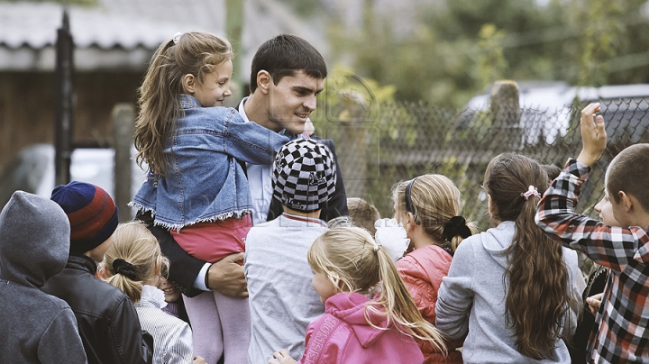 Constantin Ţuţu, la Băcioi. Cum i-a impresionat cel mai bun sportiv moldovean pe oamenii din localitatea de baştină (FOTO)