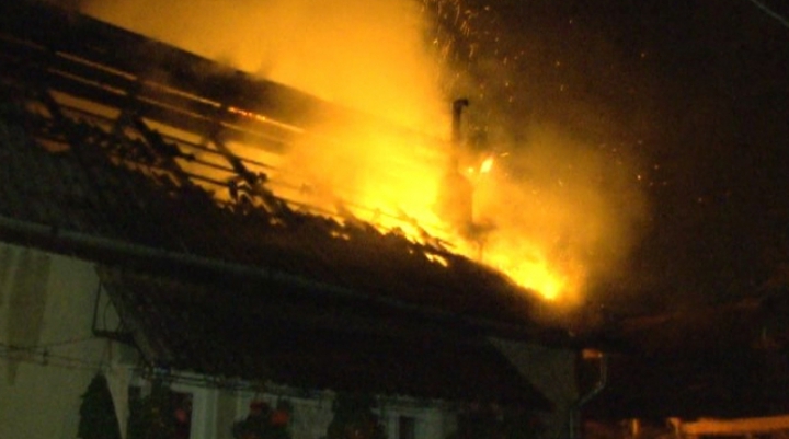 A incendiat casa fostei soţii şi a ameninţat propriul copil cu un topor. Ce pedeapsă va primi un bărbat din Băcioi