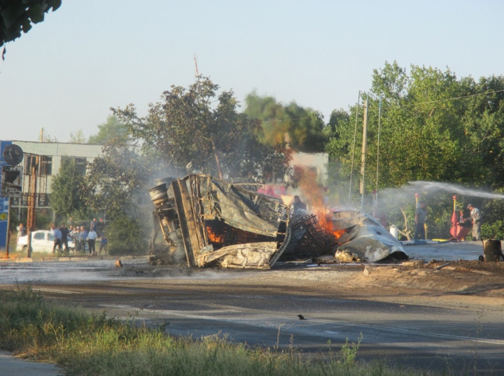 Incendiu la Cimişlia! Un camion încărcat cu alcool etilic S-A RĂSTURNAT lângă o benzinărie (VIDEO)