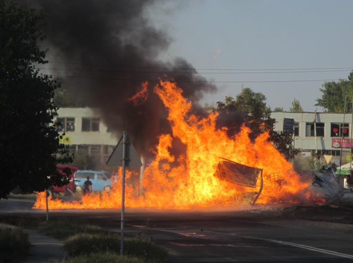 Incendiu la Cimişlia! Un camion încărcat cu alcool etilic S-A RĂSTURNAT lângă o benzinărie (VIDEO)