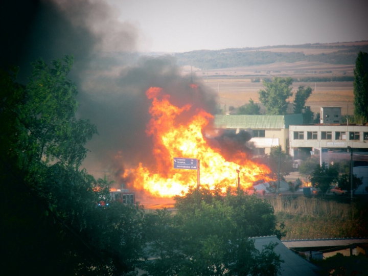 Incendiu la Cimişlia! Un camion încărcat cu alcool etilic S-A RĂSTURNAT lângă o benzinărie (VIDEO)