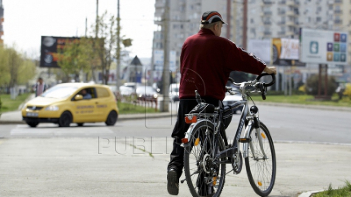 Un biciclist a decedat după ce a fost tamponat cu maşina de către un poliţist 