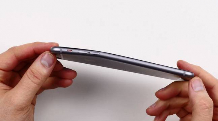 Consumatorii, nemulţimiţi de noul iPhone 6: Se îndoaie în buzunar! (VIDEO/FOTO)