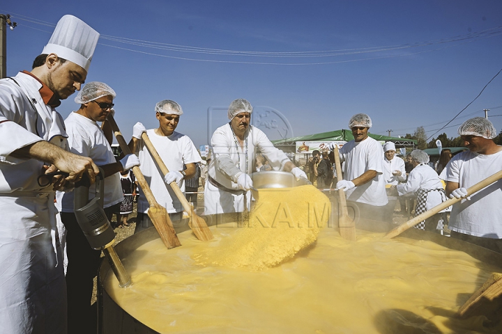 Festivalul Porumbului de la Criuleni a culminat în gătirea celei mai mari mămăligi din lume (GALERIE FOTO)