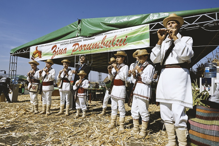 Festivalul Porumbului de la Criuleni a culminat în gătirea celei mai mari mămăligi din lume (GALERIE FOTO)