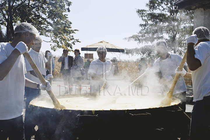 Festivalul Porumbului de la Criuleni a culminat în gătirea celei mai mari mămăligi din lume (GALERIE FOTO)