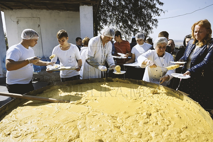 Festivalul Porumbului de la Criuleni a culminat în gătirea celei mai mari mămăligi din lume (GALERIE FOTO)