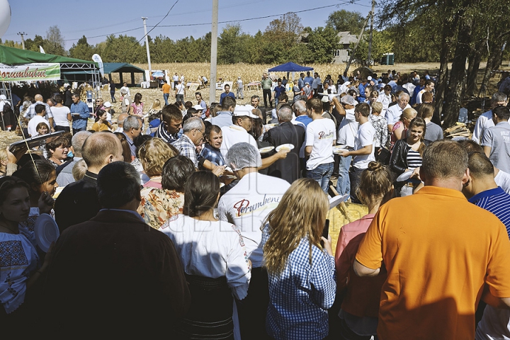 Festivalul Porumbului de la Criuleni a culminat în gătirea celei mai mari mămăligi din lume (GALERIE FOTO)