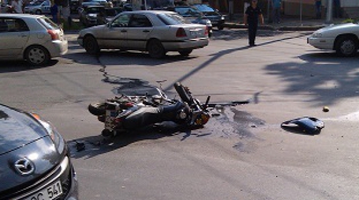 O motocicletă a fost lovită de un automobil: Un tânăr a murit, iar prietena sa a ajuns la spital