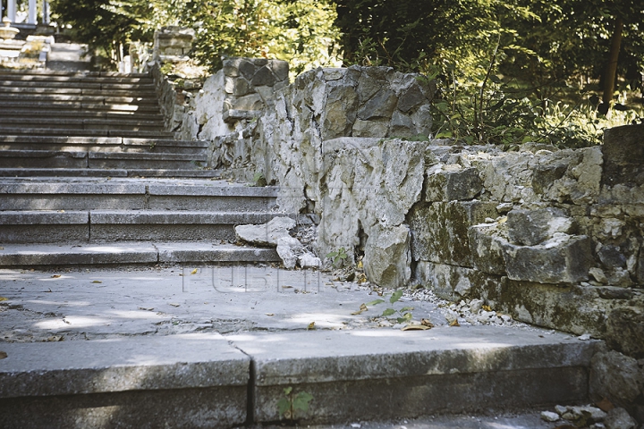 Încep pregătirile pentru reconstrucţia Scării Cascadelor din Parcul "Valea Morilor". Unii oameni sunt gata să contribuie financiar (FOTO)