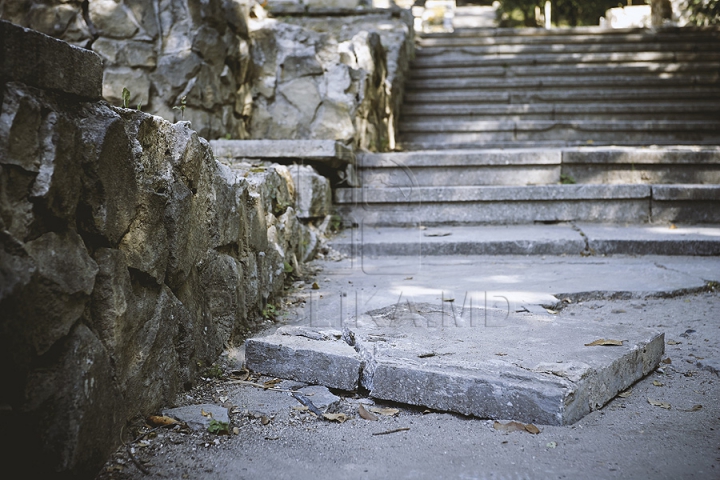 Încep pregătirile pentru reconstrucţia Scării Cascadelor din Parcul "Valea Morilor". Unii oameni sunt gata să contribuie financiar (FOTO)