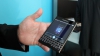 E cel mai ciudat telefon, dar e și foarte rezistent. Doi arabi au testat anduranţa unui Blackberry Passport (VIDEO)