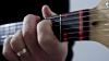 Acum poţi învăţa rapid să cânţi la chitară. O companie a modificat uluitor instrumentul (VIDEO)