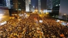 Noi violenţe la Hong Kong! Mii de oameni au blocat din nou activitatea instituţiilor guvernamentale