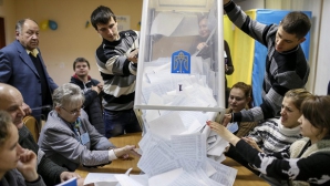 Partidul lui Iaţeniuk rămâne lider în alegerile din Ucraina, iar în estul ţării continuă luptele 