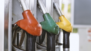 Două companii petroliere au ieftinit benzina şi motorina. Şoferii au păreri împărţite