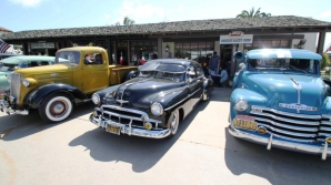 Pasiuni demne de Cartea Recordurilor. Sute de maşini de colecţie şi milioane de discuri de vinil 