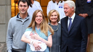 Bill şi Hillary Clinton au intrat în rolul de bunici. Primele imagini cu cel mai nou membru al familiei