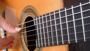 Cea mai mare chitară funcţională din lume a fost expusă la un muzeu din New Jersey