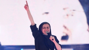 Showbiz la mănăstire. O călugăriţă italiană lansează un videoclip inspirat din "Like a Virgin"