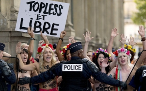 Protest topless la Paris! Zeci de turişti au admirat acţiunile manifestantelor dezgolite (VIDEO 18+)