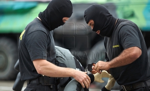 DETALII UIMITOARE despre bărbatul reţinut cu echipament militar pe Aeroportul din Chişinău