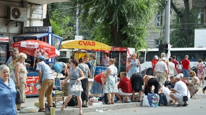 Preferă să-şi vândă marfa pe trotuar. Ce motive invocă precupeţii care stau la doi paşi de o piaţă cu tarabe goale