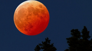 Cum au consemnat hinduşii eclipsa totală de lună observată noaptea trecută în mai multe ţări asiatice