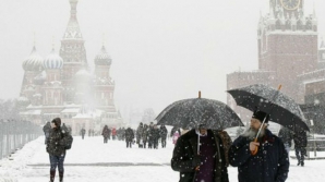 A nins la Moscova! Stratul gros de omăt le-a dat mari bătăi de cap şoferilor (VIDEO)