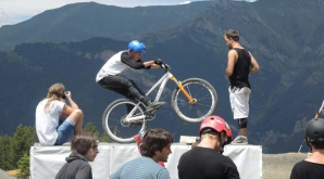 Britanicul Daryl Brown a devenit învingător la competiţia de ciclism montan din China