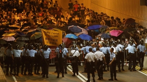 Tensiunile au reizbucnit la Hong Kong! Mai mulţi protestatari au fost arestaţi, iar şase poliţişti au fost demişi