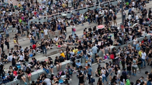 La Hong Kong au fost demontate baricade în pofida rezistenţei protestatarilor care continuă manifestaţiile