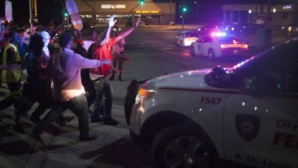 Proteste violente în Ferguson. Circa 50 de oameni au fost arestaţi