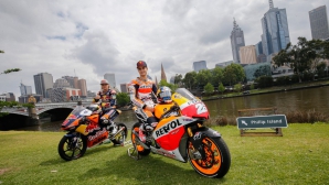Spectacol pe motociclete: Dani Pedrosa şi Jack Miller s-au luat la întrecere într-un parc din Melbourne