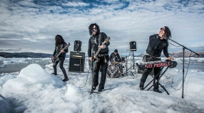 Rock pe aisberg! O trupă din Marea Britanie a cântat pentru câţiva pescari din Groenlanda