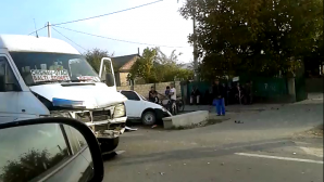 Accident grav la Copăceni, Sângerei. Un automobil a ajuns într-un şanţ după ce a fost tamponat de un microbuz de rută (VIDEO)