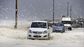 Iarna pune stăpânire pe Europa. Rafale de vânt de peste 100 de kilometri au luat viaţa a cel puţin doi oameni